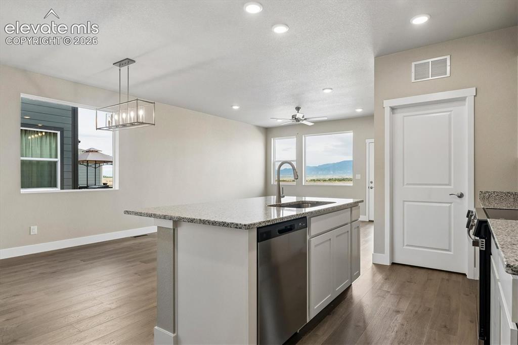 Image 7 of 23: Kitchen