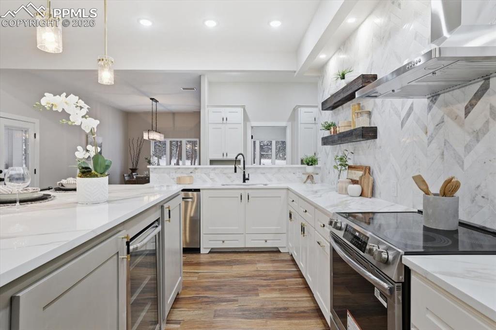 Image 10 of 50: Kitchen