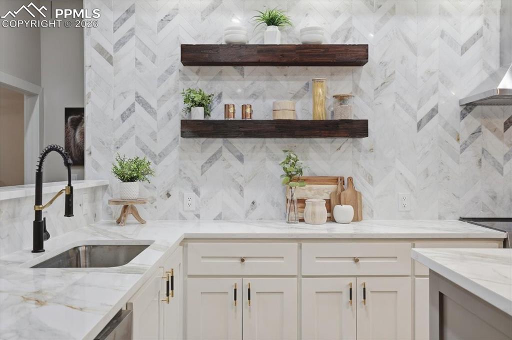 Image 11 of 50: Kitchen