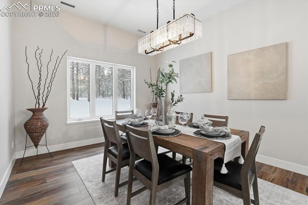 Image 14 of 50: Dining Area