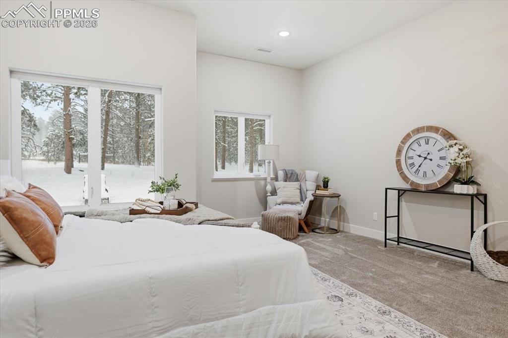 Image 17 of 50: Bedroom