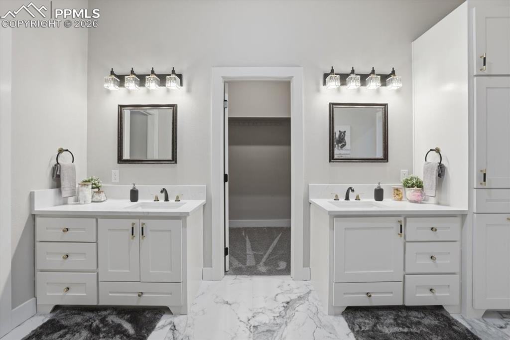 Image 19 of 50: Bathroom