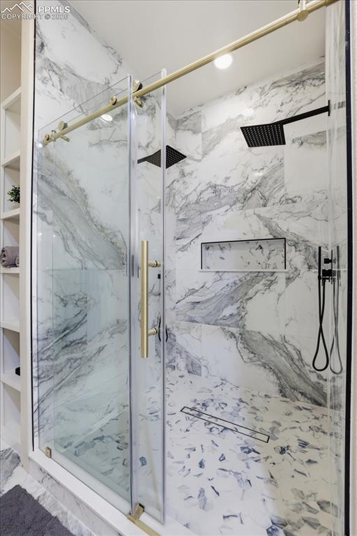 Image 21 of 50: Bathroom