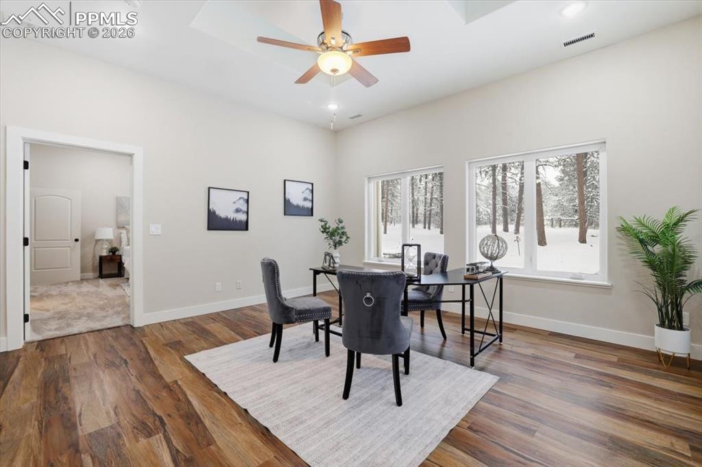 Image 23 of 50: Office