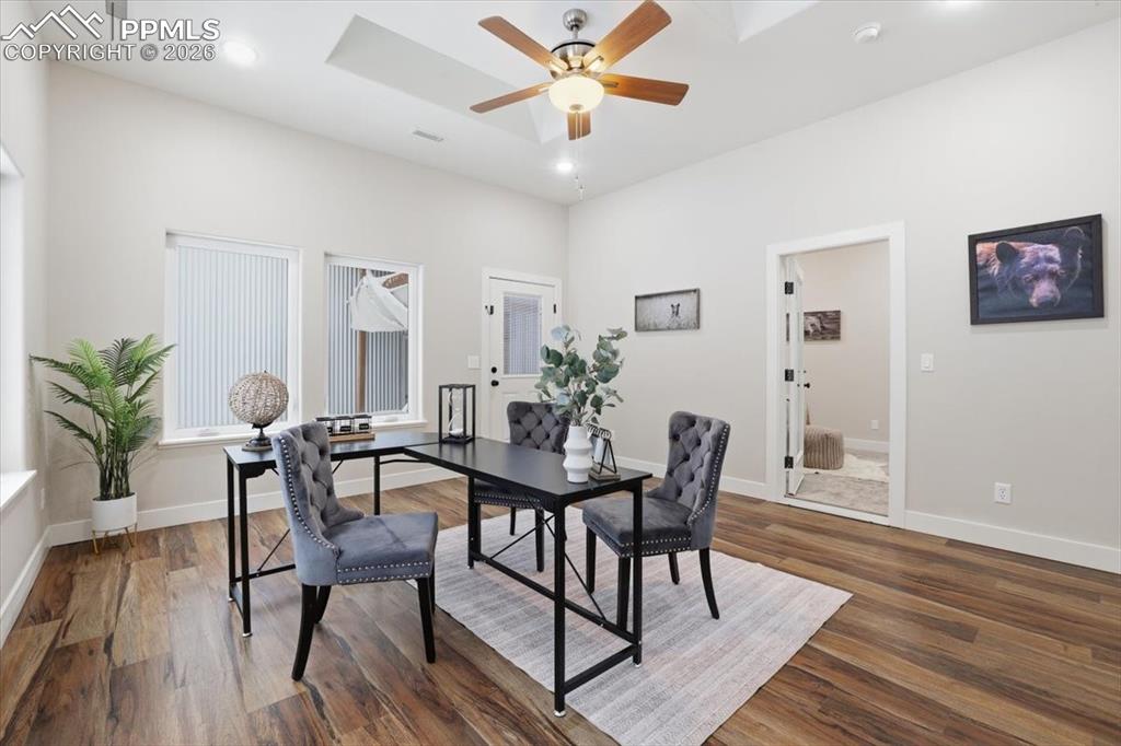 Image 24 of 50: Office