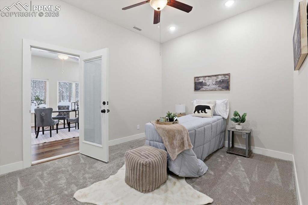 Image 25 of 50: Bedroom