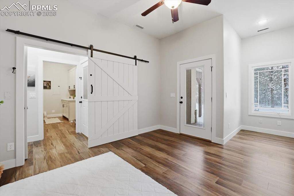 Image 32 of 50: Entry