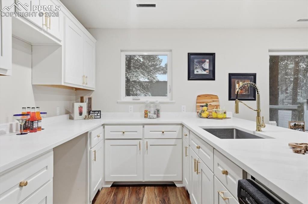 Image 40 of 50: Kitchen