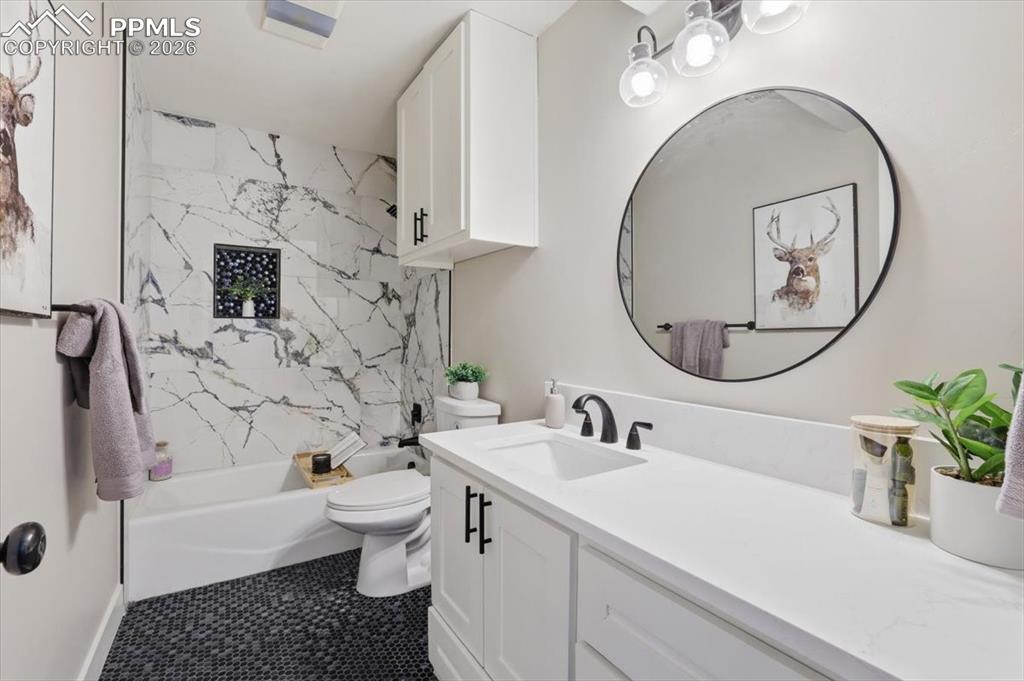 Image 41 of 50: Bathroom