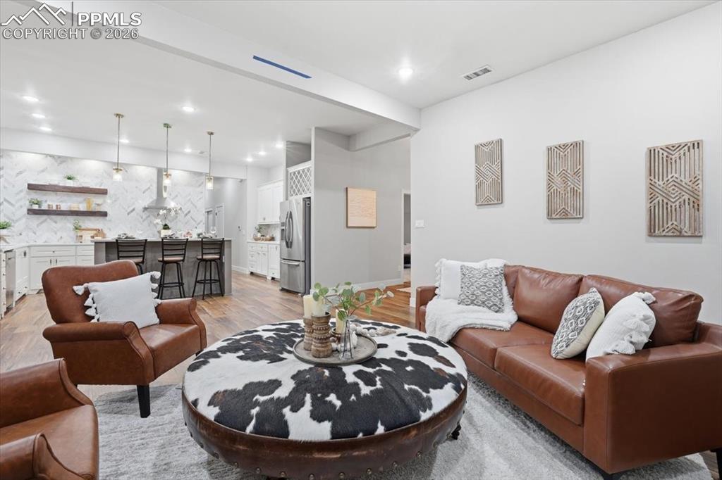 Image 6 of 50: Living Room