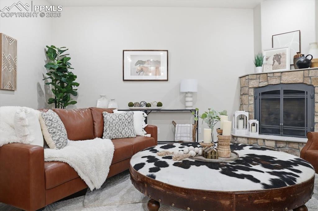 Image 7 of 50: Living Room