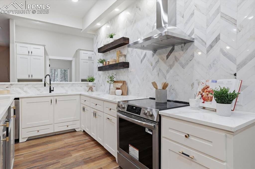 Image 9 of 50: Kitchen