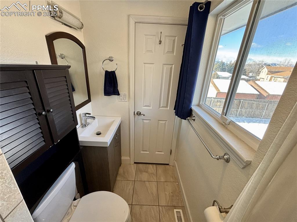 Image 13 of 28: Bathroom