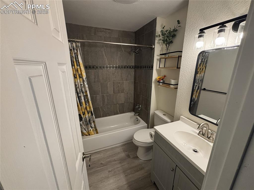 Image 17 of 28: Bathroom