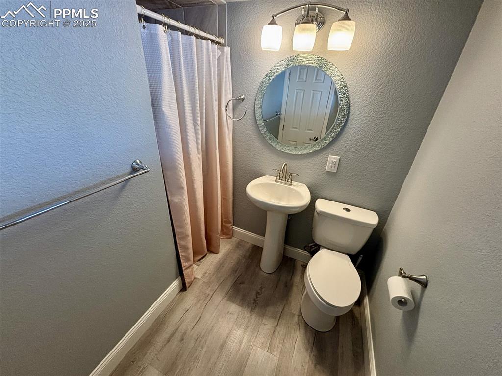 Image 22 of 28: Bathroom