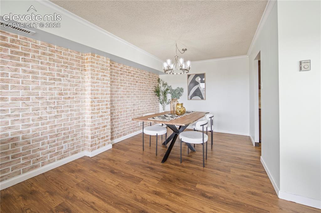 Image 11 of 31: Dining Area