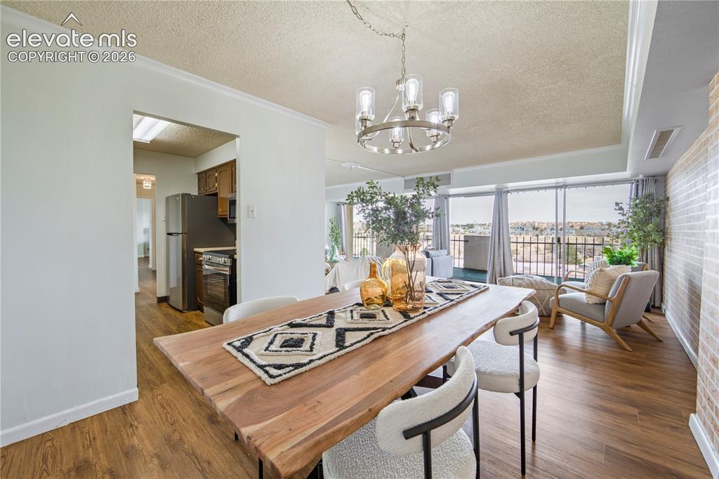 Image 12 of 31: Dining Area