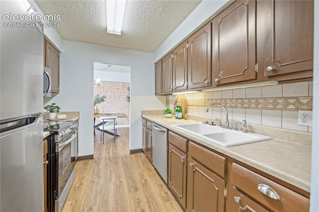 Image 13 of 31: Kitchen