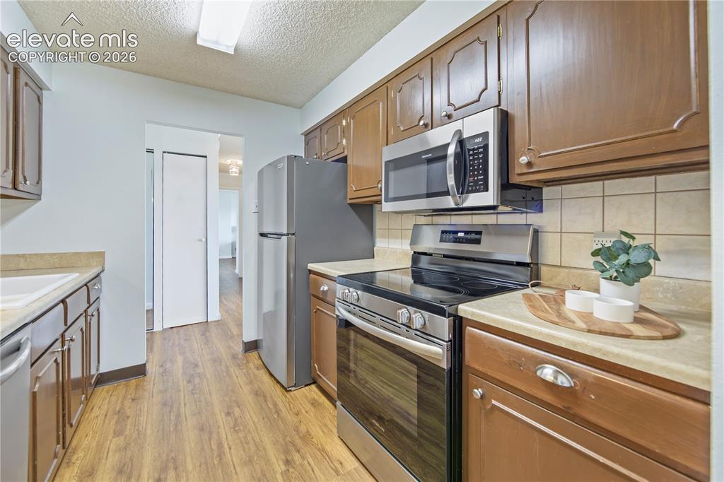 Image 14 of 31: Kitchen