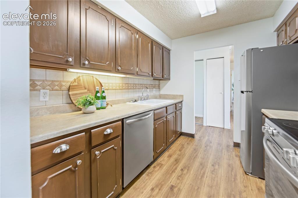Image 15 of 31: Kitchen
