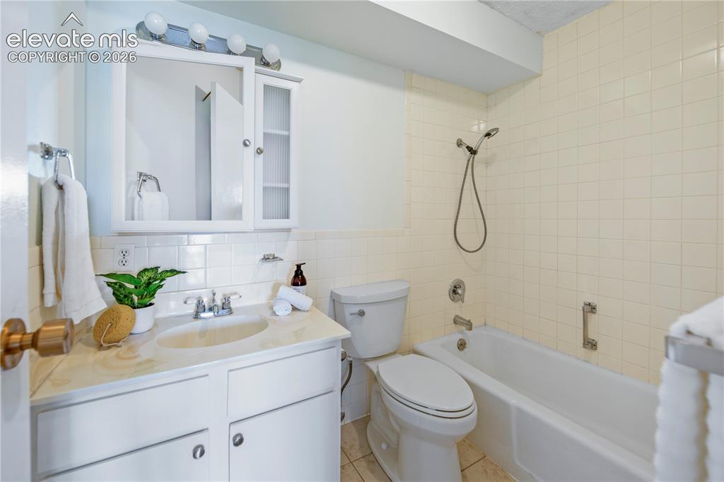 Image 17 of 31: Bathroom