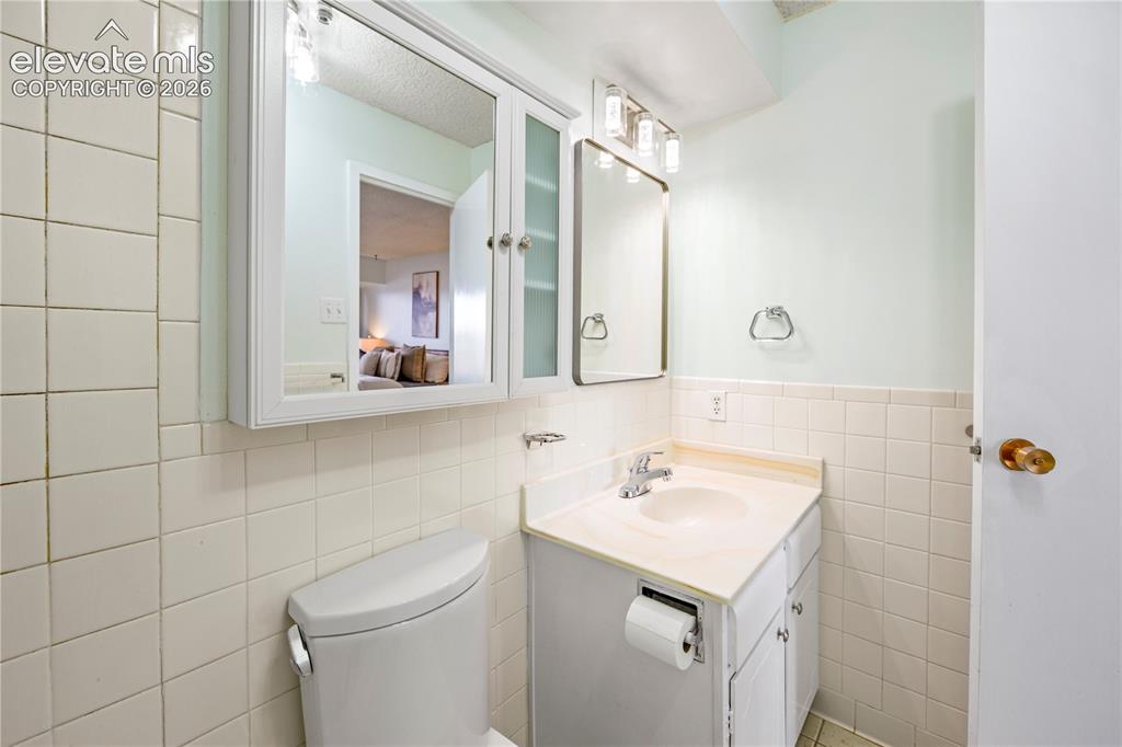Image 24 of 31: Bathroom