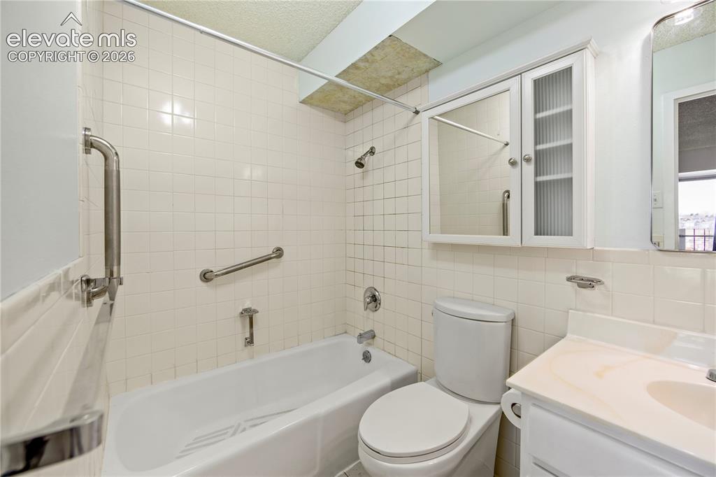 Image 25 of 31: Bathroom