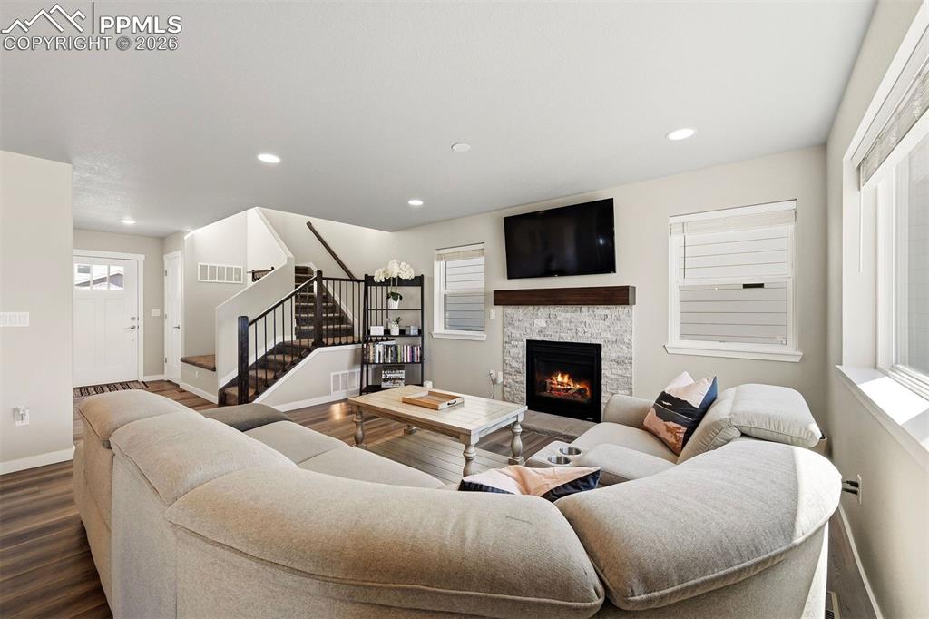 Image 14 of 40: Living Room