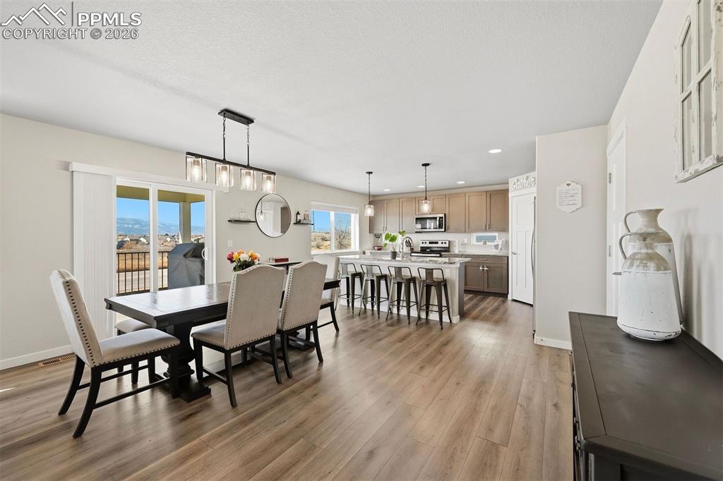 Image 16 of 40: Dining Area