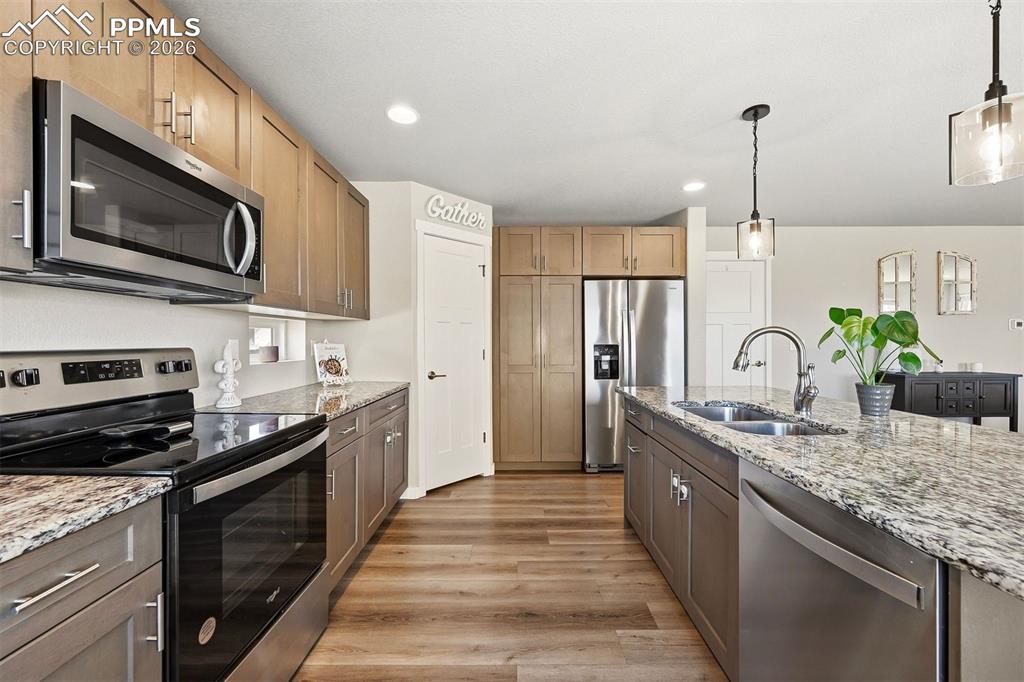 Image 19 of 40: Kitchen