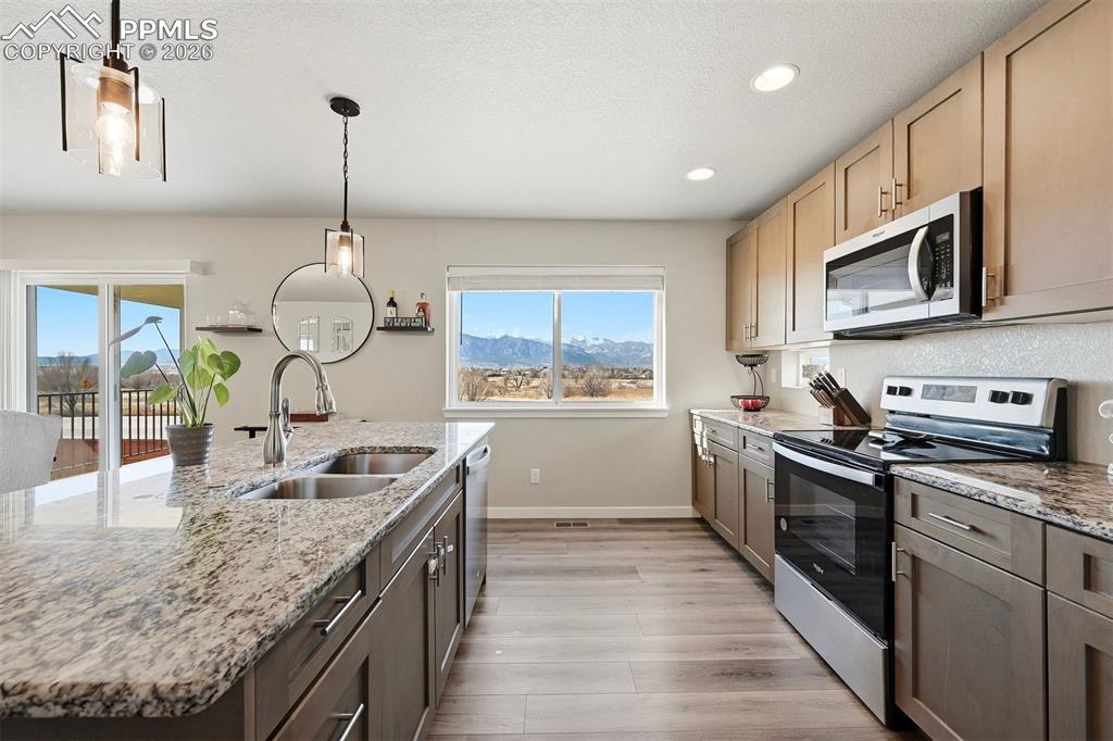 Image 2 of 40: Kitchen