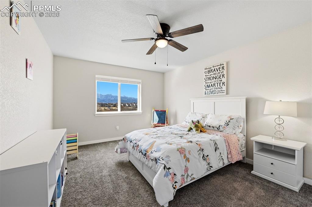 Image 25 of 40: Bedroom