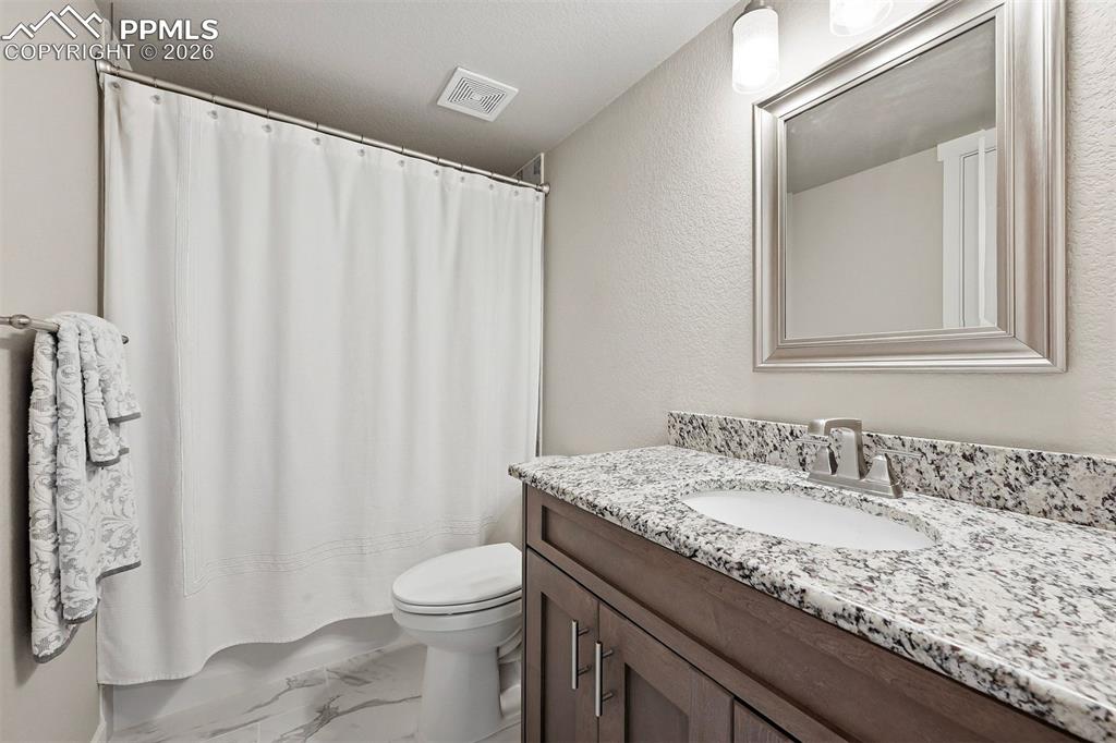 Image 32 of 40: Bathroom