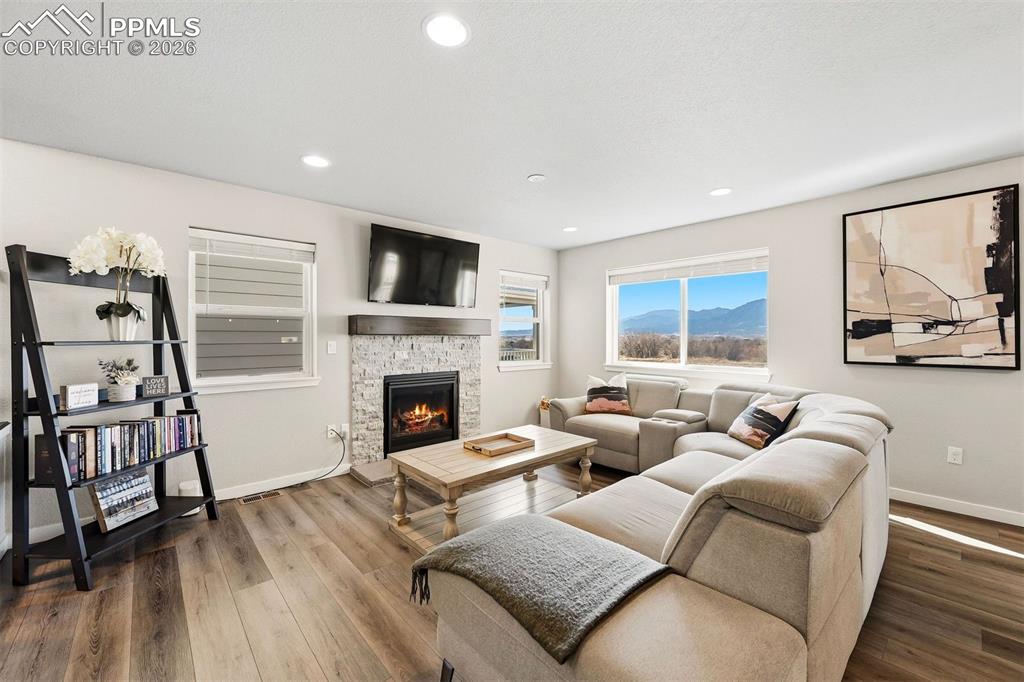 Image 5 of 40: Living Room