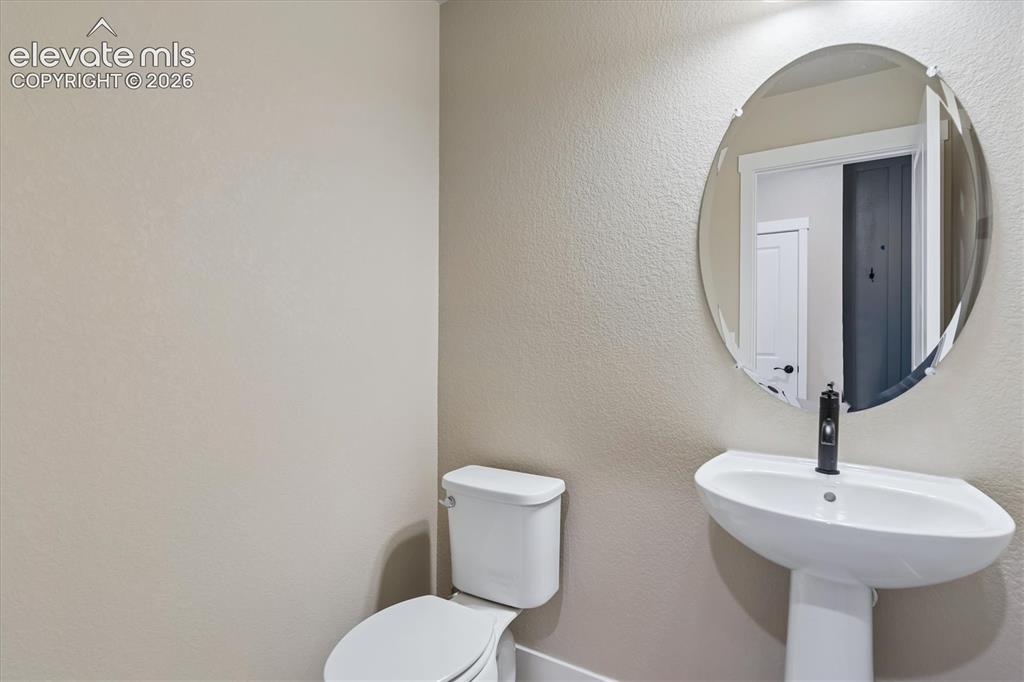 Image 10 of 32: Bathroom