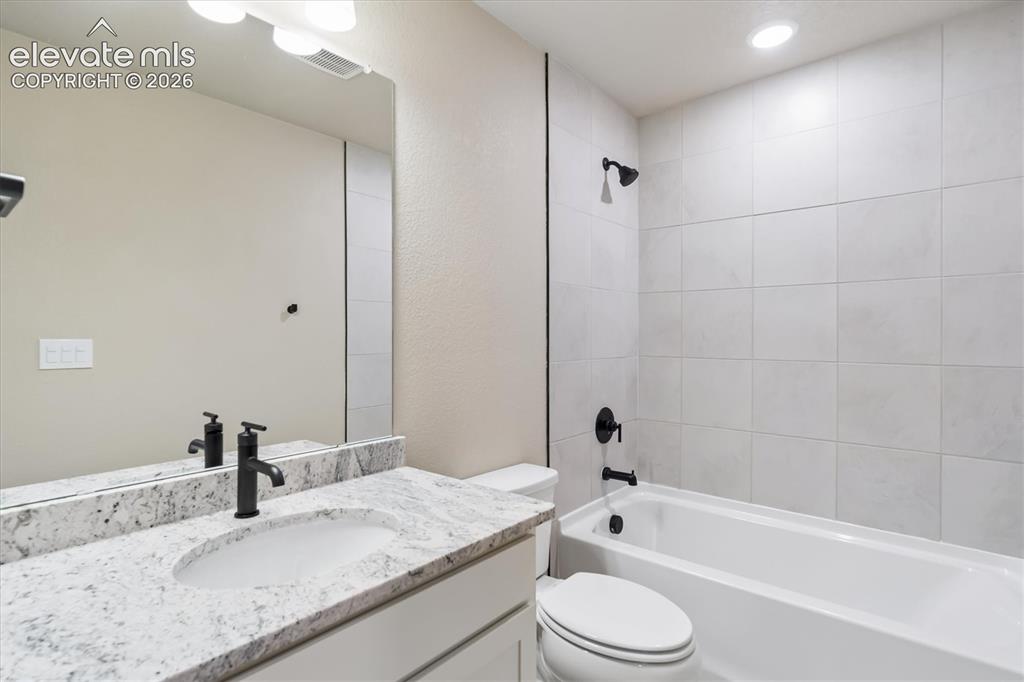 Image 13 of 32: Bathroom