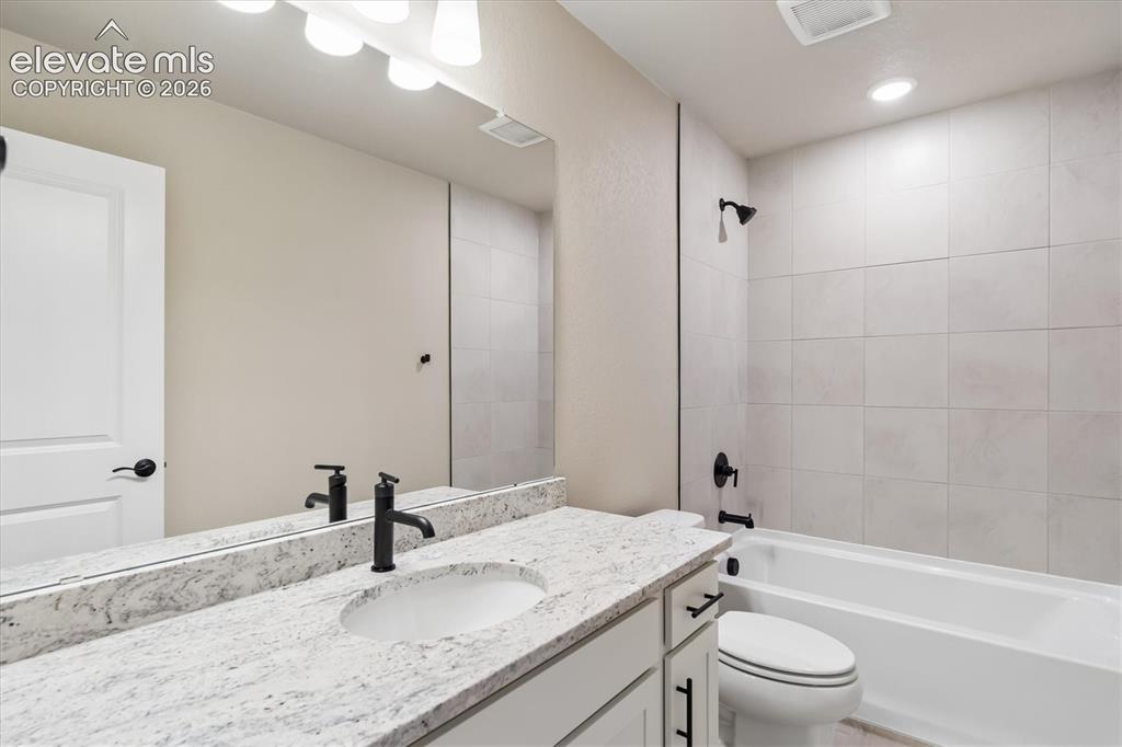 Image 17 of 32: Bathroom