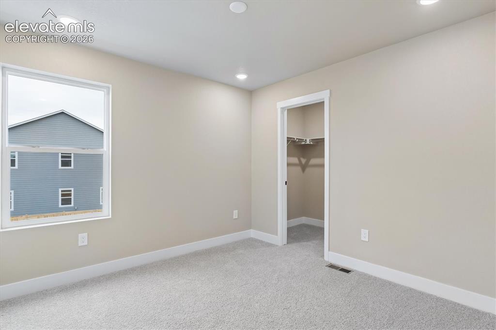 Image 18 of 32: Bedroom
