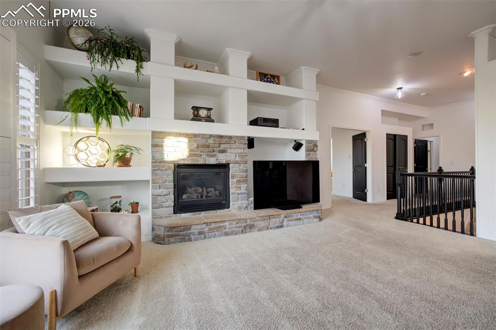 Image 21 of 50: Living Room