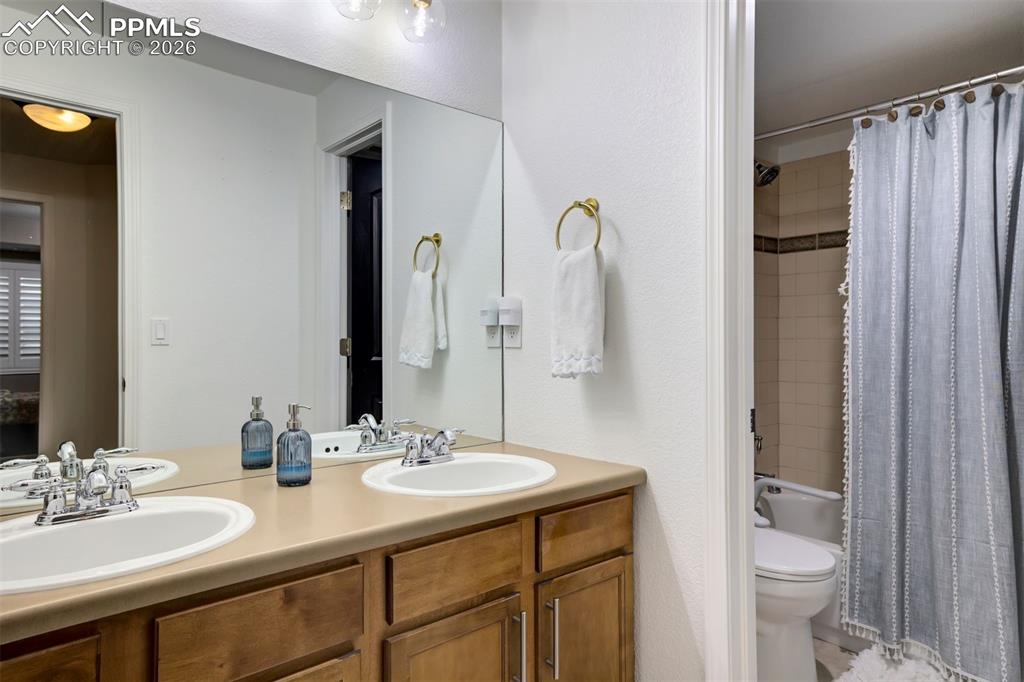 Image 40 of 50: Bathroom