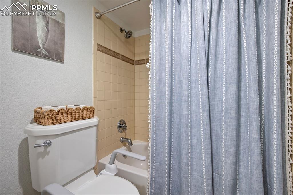 Image 41 of 50: Bathroom