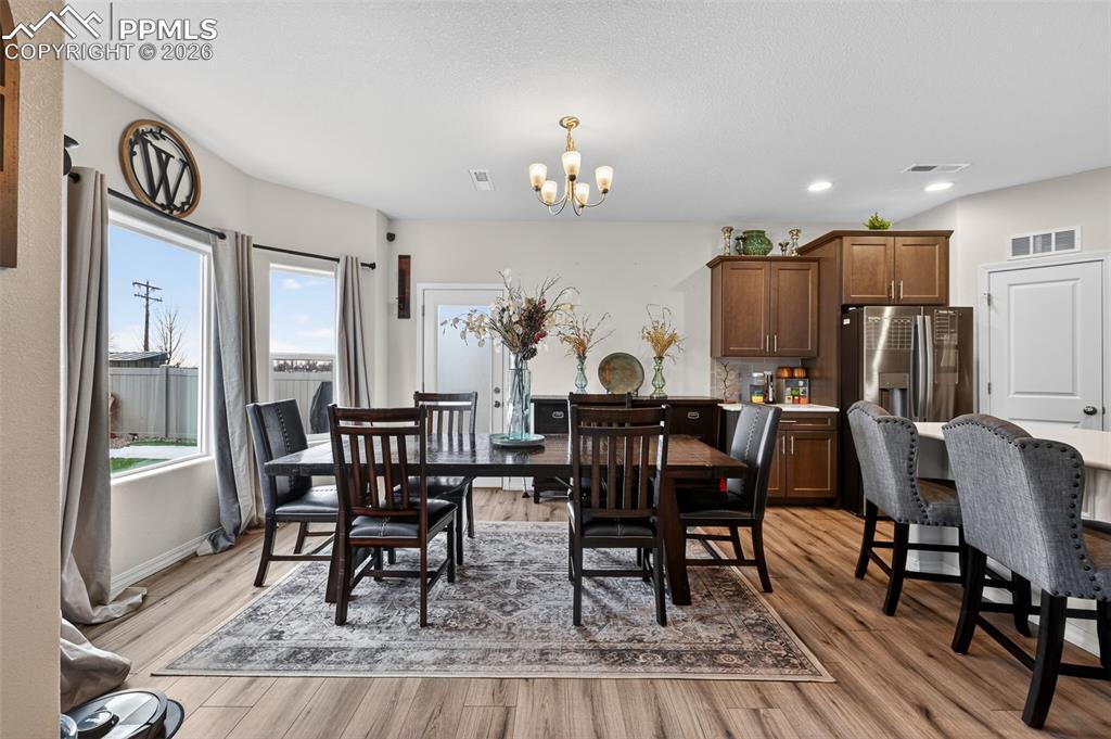 Image 10 of 40: Dining Area