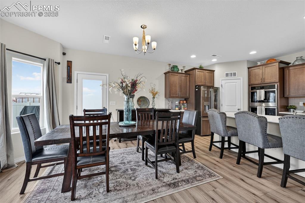 Image 11 of 40: Dining Area