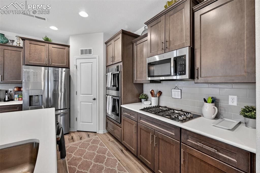 Image 14 of 40: Kitchen