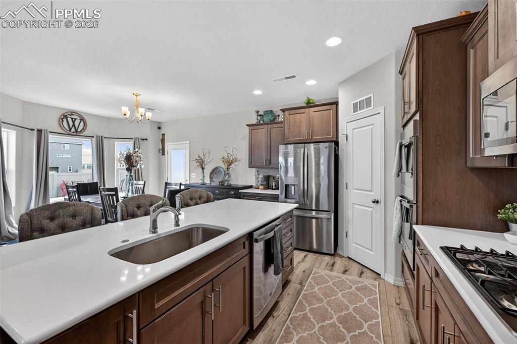 Image 15 of 40: Kitchen