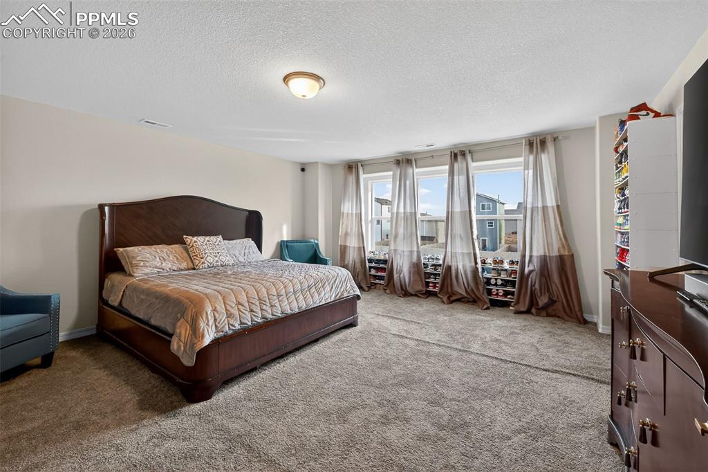 Image 16 of 40: Bedroom