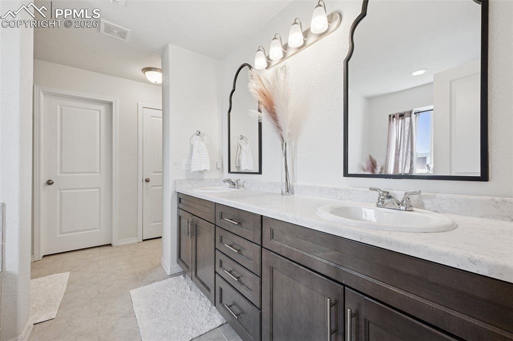 Image 18 of 40: Bathroom