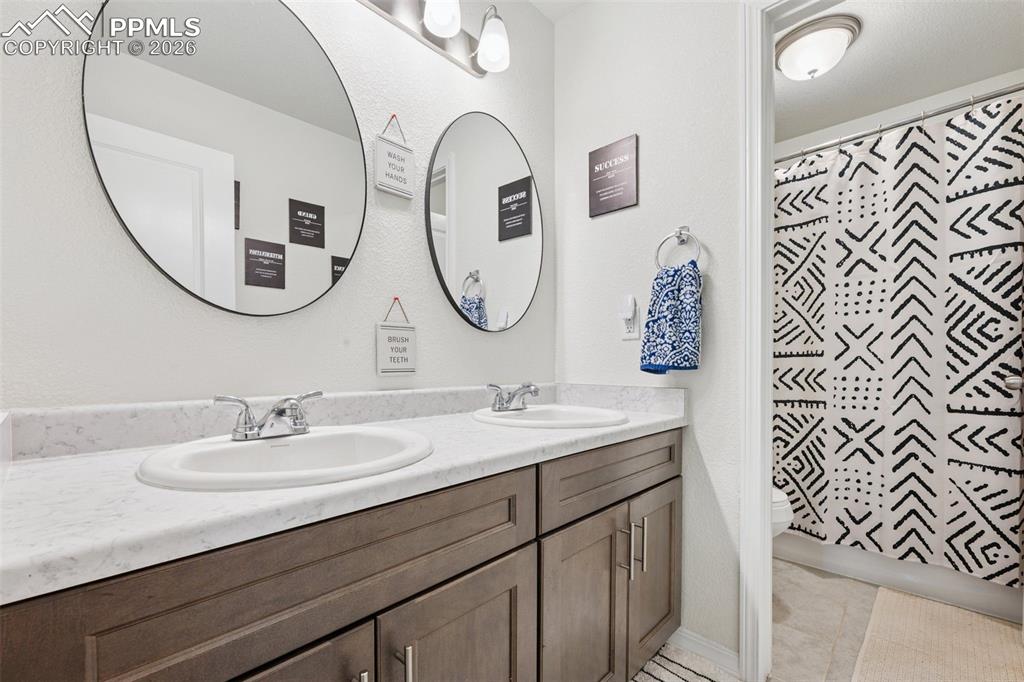 Image 25 of 40: Bathroom