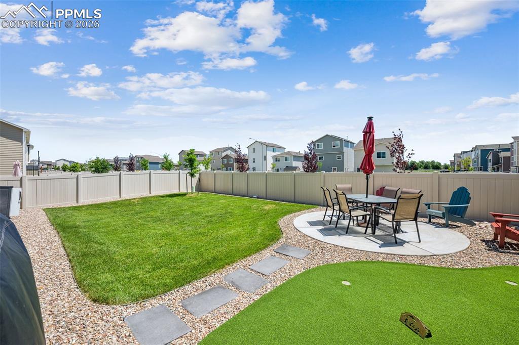 Image 32 of 40: Yard