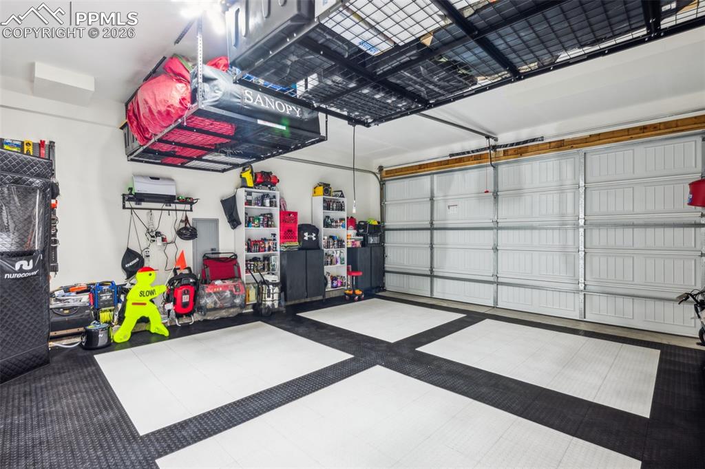 Image 37 of 40: Garage